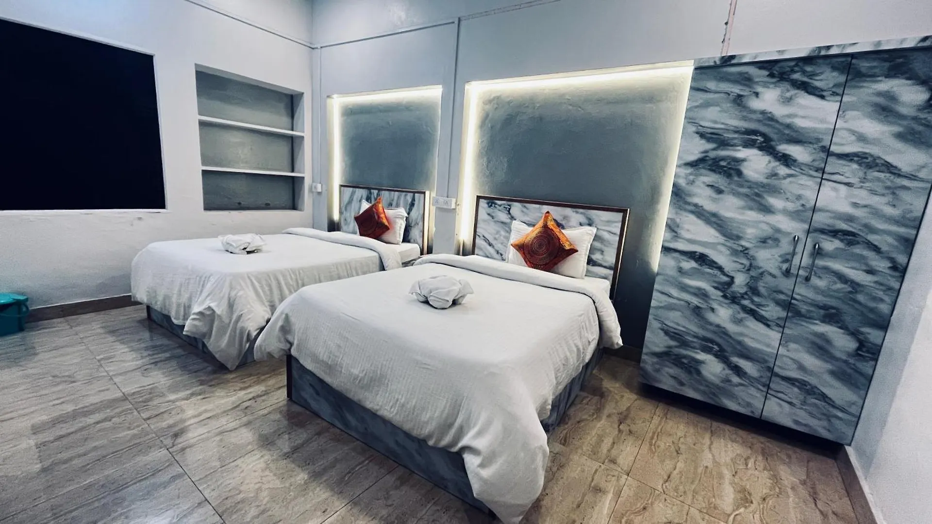 Vibe N Joy Hotel Varanasi 0*,  India